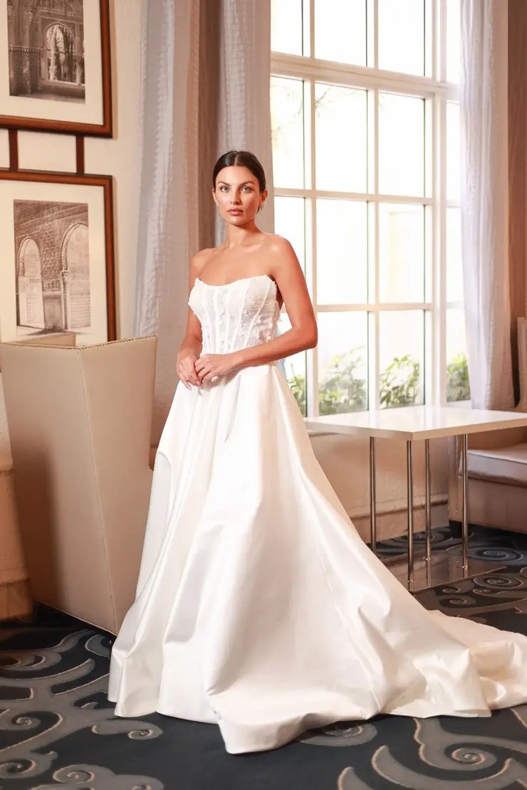 3 Expert Tips for a Stress-Free Wedding Dress Shopping Experience. Desktop Image
