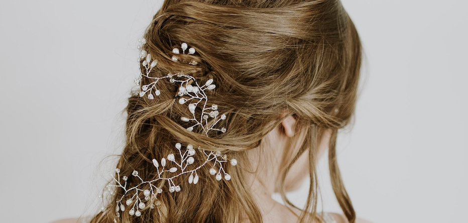 Sleek and Modern Fall Bridal Hairstyles: Inspiration for 2023 Brides. Desktop Image
